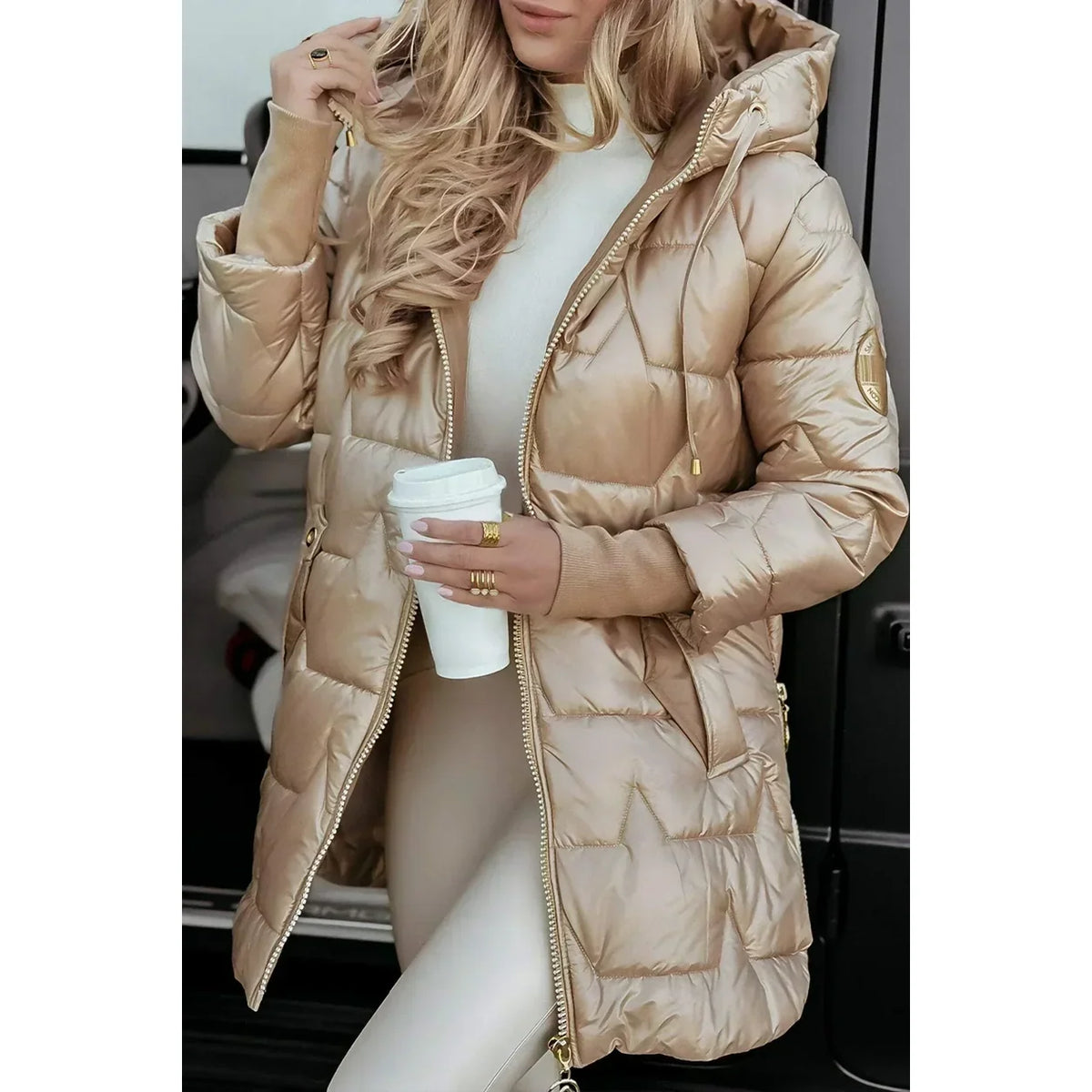 Abrigo acolchado largo con capucha para mujer en beige