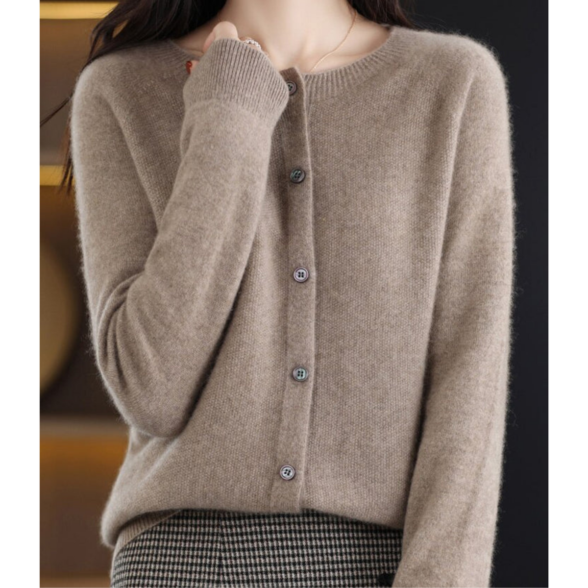Cárdigan de punto fino con botones para mujer en marrón