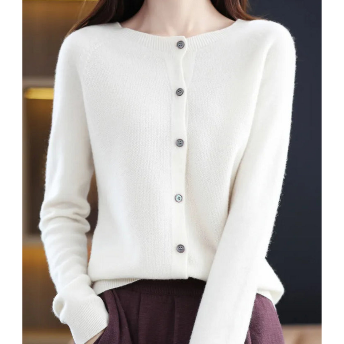 Cárdigan de punto fino con botones para mujer en blanco